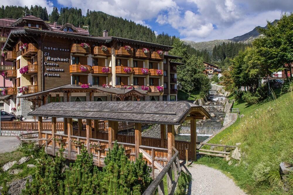 Hotel St. Raphael Madonna di Campiglio Bagian luar foto
