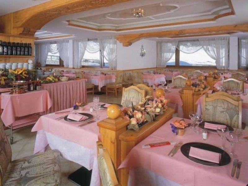Hotel St. Raphael Madonna di Campiglio Bagian luar foto