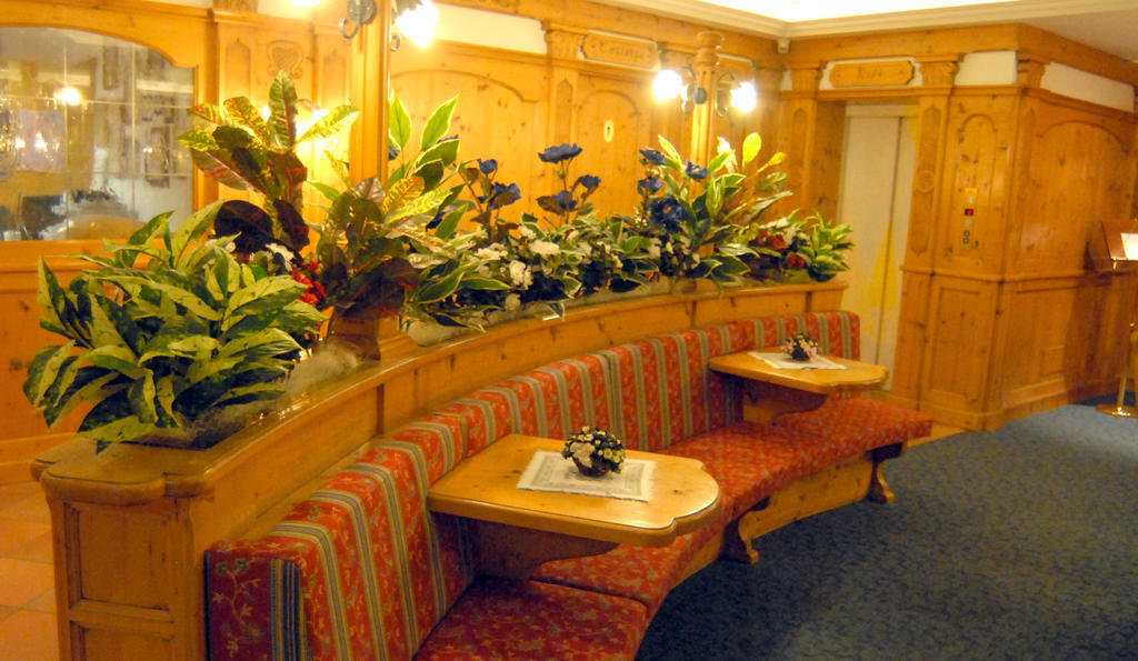 Hotel St. Raphael Madonna di Campiglio Bagian luar foto
