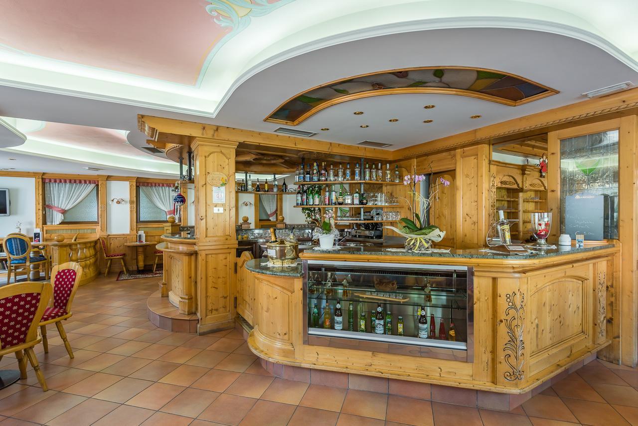 Hotel St. Raphael Madonna di Campiglio Bagian luar foto