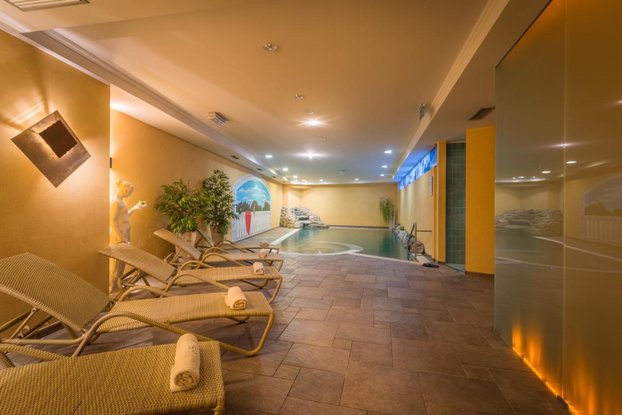 Hotel St. Raphael Madonna di Campiglio Bagian luar foto